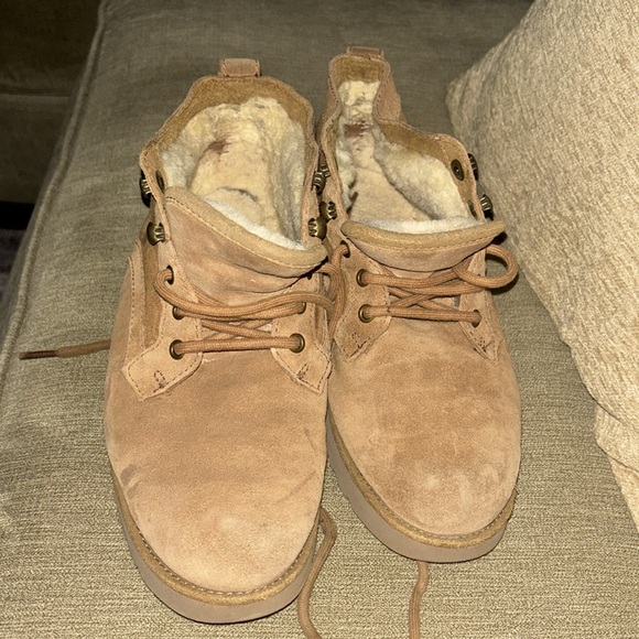 Uggs size 7 shoe. - Picture 2 of 2
